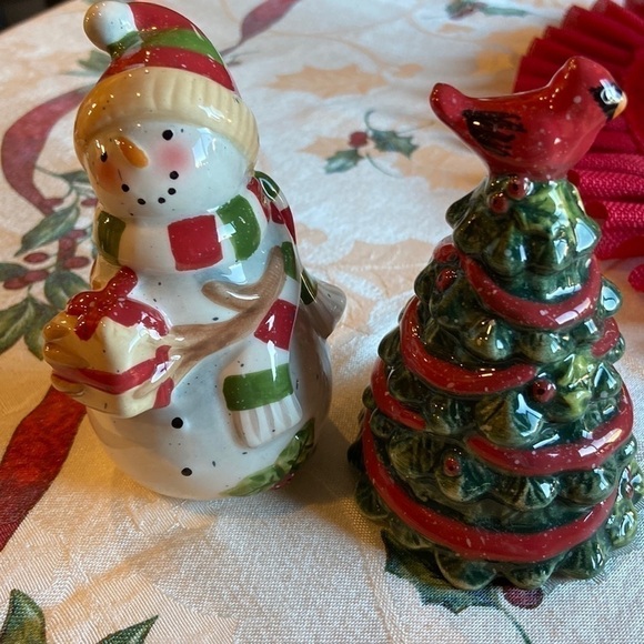 Ceramic Christmas Salt and Pepper Shakers Christmas Tree and Snowman - Picture 2 of 6